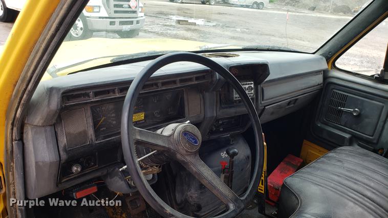 image for item DD4126 1989 Ford F800 dump truck