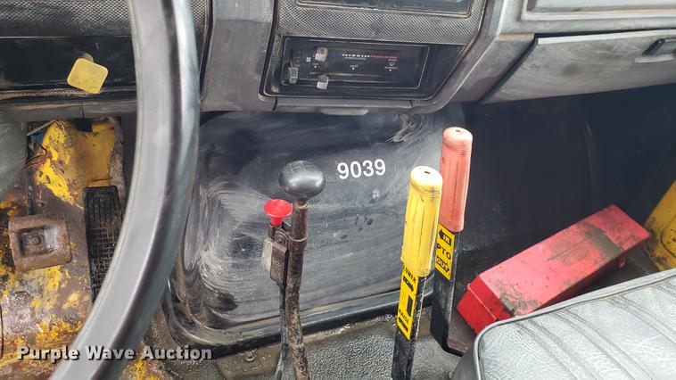 image for item DD4126 1989 Ford F800 dump truck