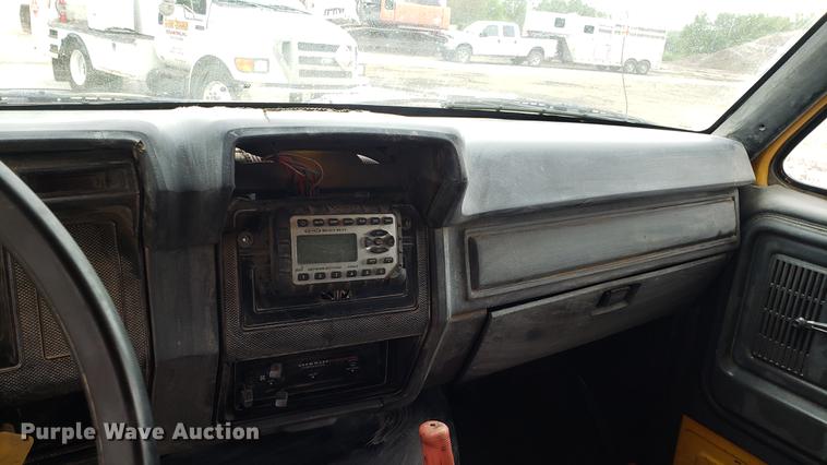 image for item DD4126 1989 Ford F800 dump truck