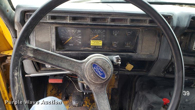image for item DD4126 1989 Ford F800 dump truck