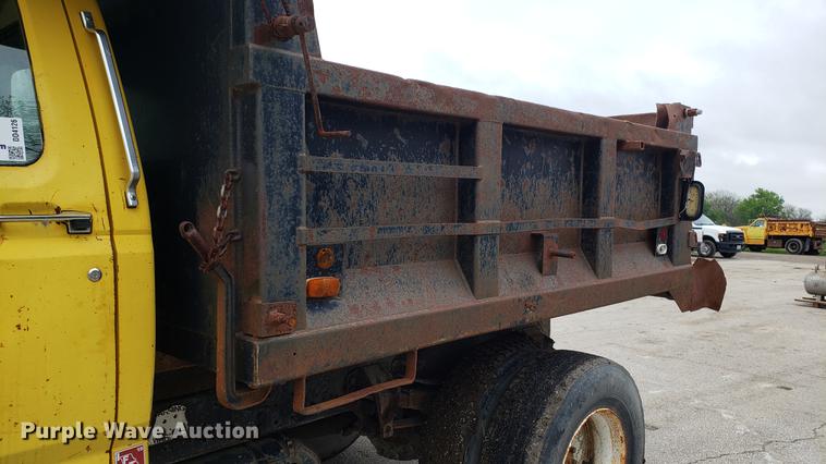 image for item DD4126 1989 Ford F800 dump truck