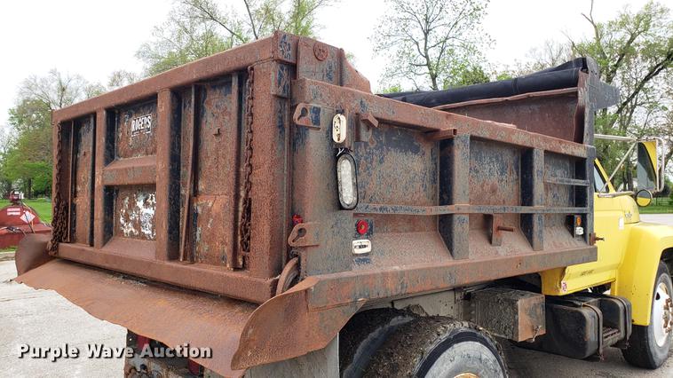 image for item DD4126 1989 Ford F800 dump truck