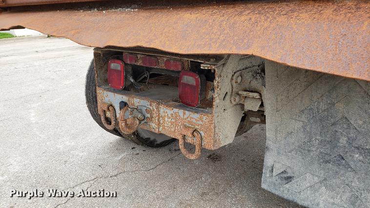image for item DD4126 1989 Ford F800 dump truck