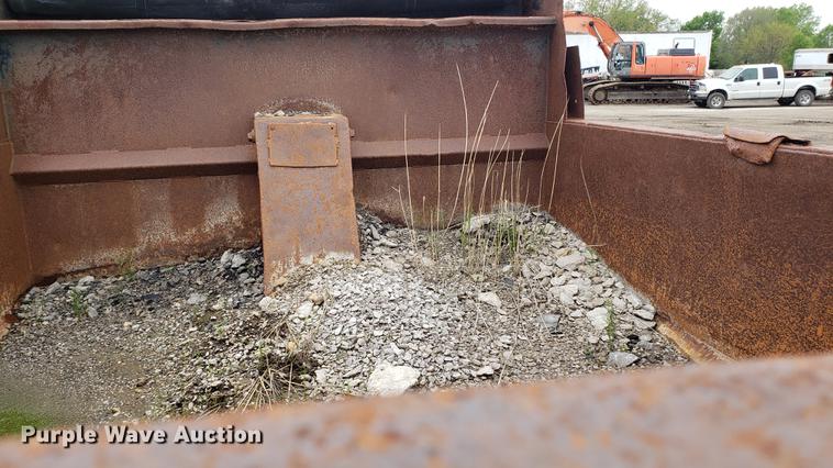 image for item DD4126 1989 Ford F800 dump truck