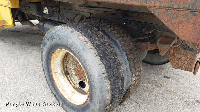 image for item DD4126 1989 Ford F800 dump truck