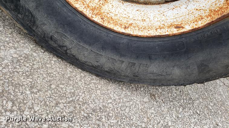 image for item DD4126 1989 Ford F800 dump truck