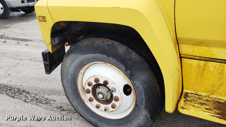 image for item DD4126 1989 Ford F800 dump truck