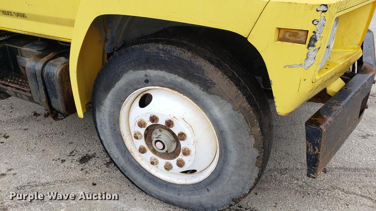 image for item DD4126 1989 Ford F800 dump truck