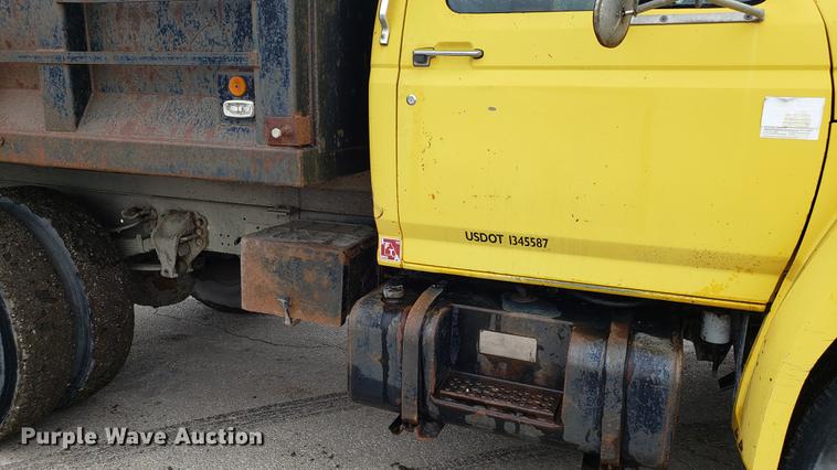 image for item DD4126 1989 Ford F800 dump truck