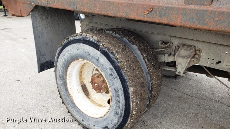 image for item DD4126 1989 Ford F800 dump truck