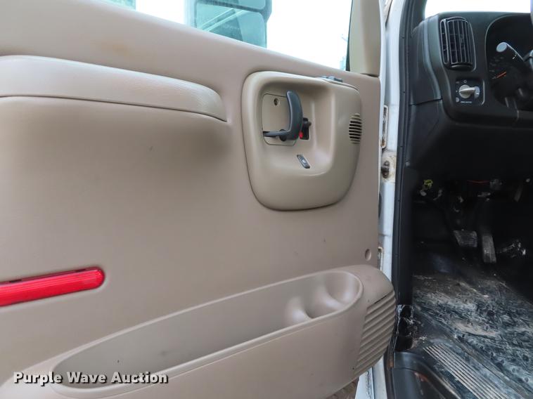 image for item DE3417 2004 GMC C8500 dump truck