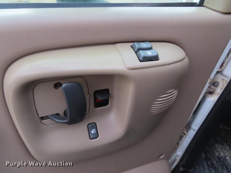 image for item DE3417 2004 GMC C8500 dump truck