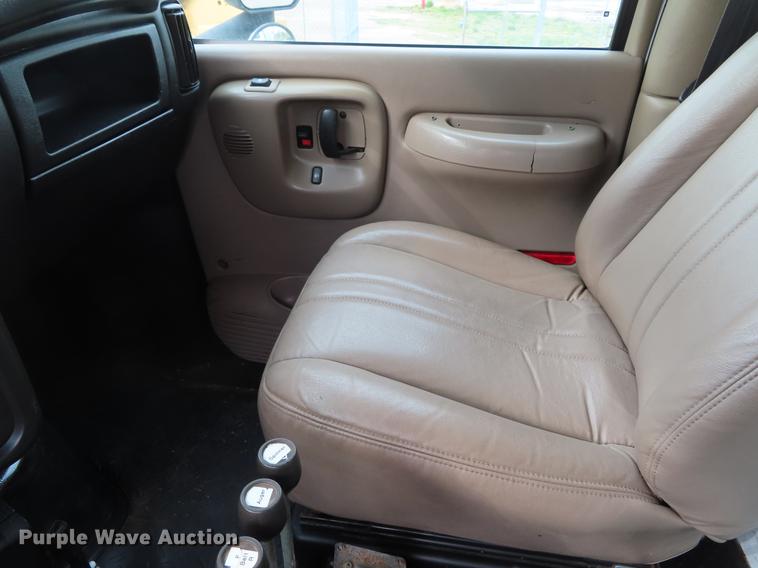 image for item DE3417 2004 GMC C8500 dump truck