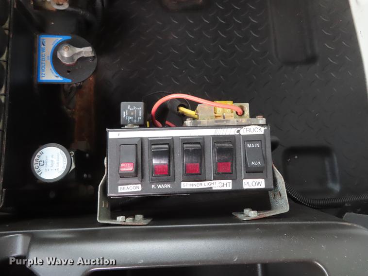 image for item DE3417 2004 GMC C8500 dump truck