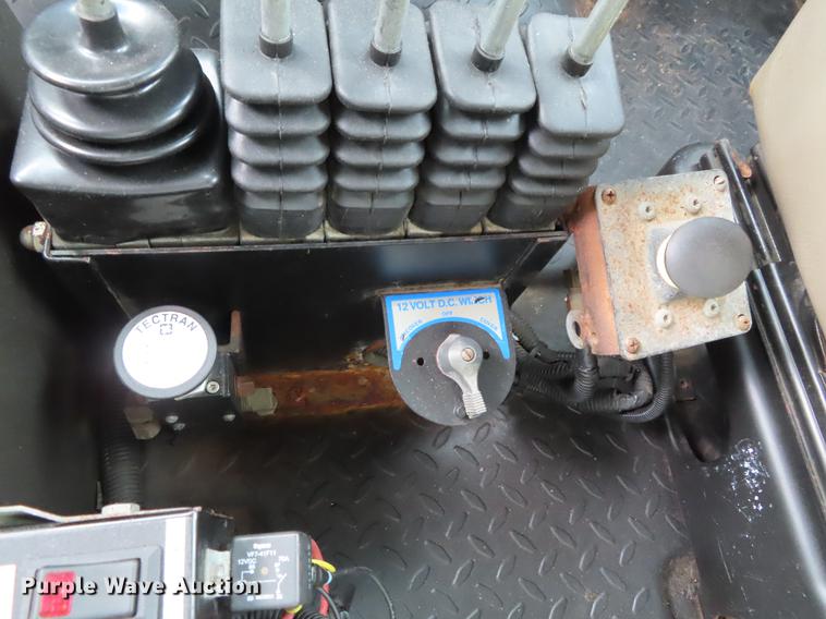 image for item DE3417 2004 GMC C8500 dump truck