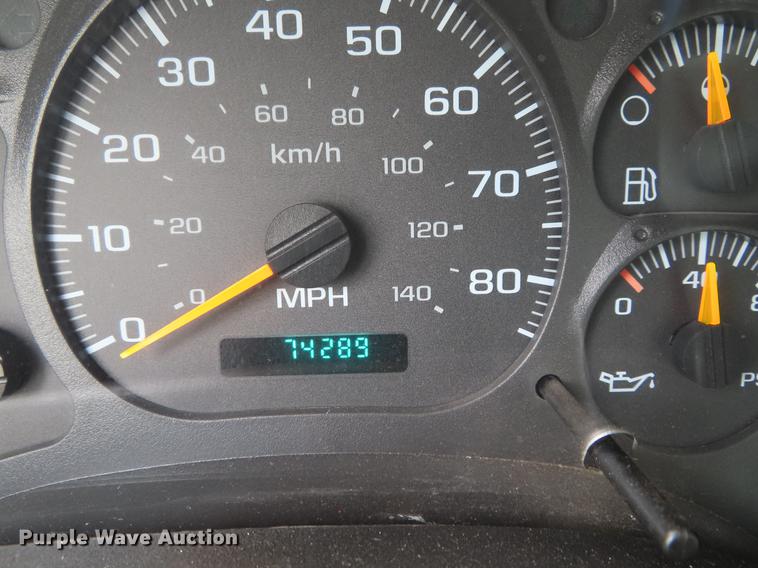 image for item DE3417 2004 GMC C8500 dump truck