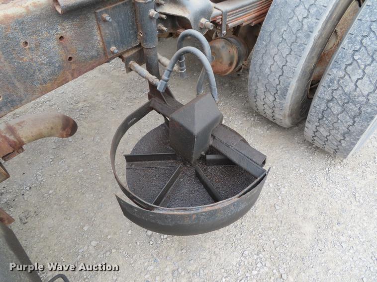 image for item DE3417 2004 GMC C8500 dump truck