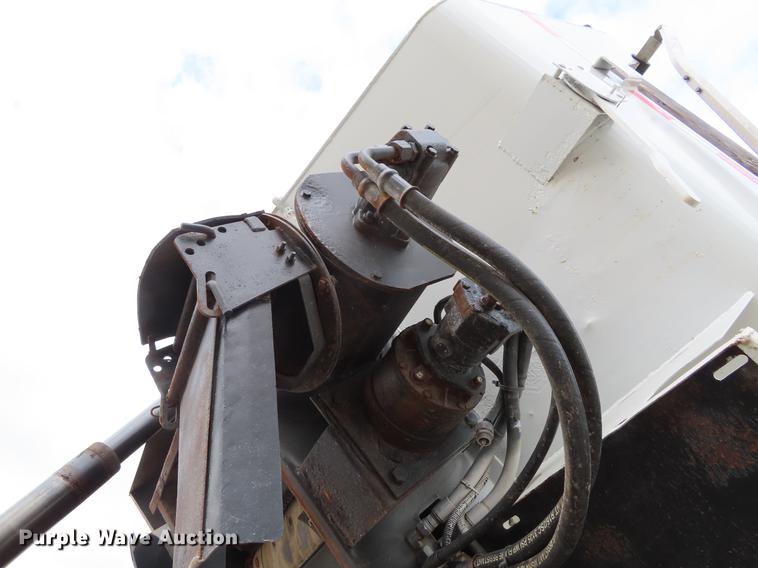 image for item DE3417 2004 GMC C8500 dump truck