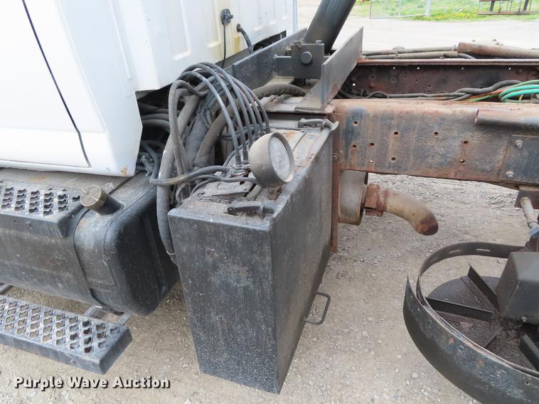 image for item DE3417 2004 GMC C8500 dump truck