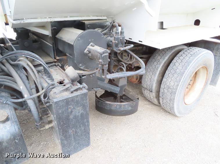 image for item DE3417 2004 GMC C8500 dump truck