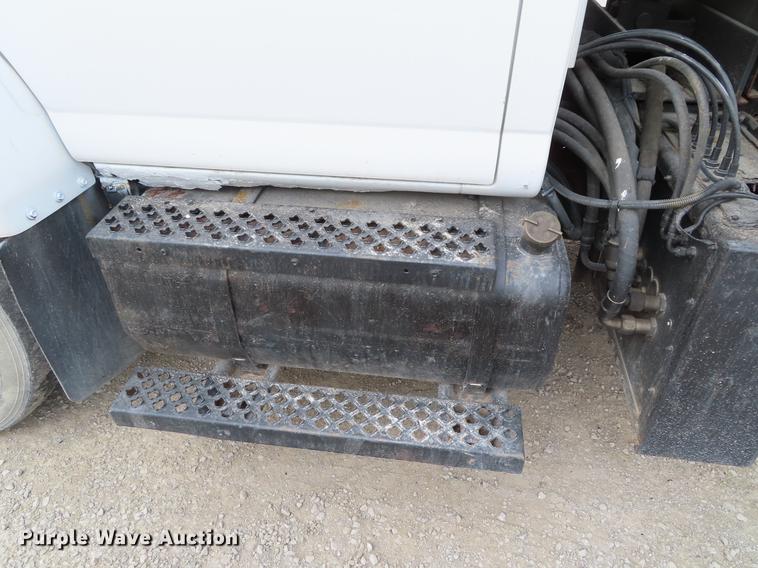 image for item DE3417 2004 GMC C8500 dump truck