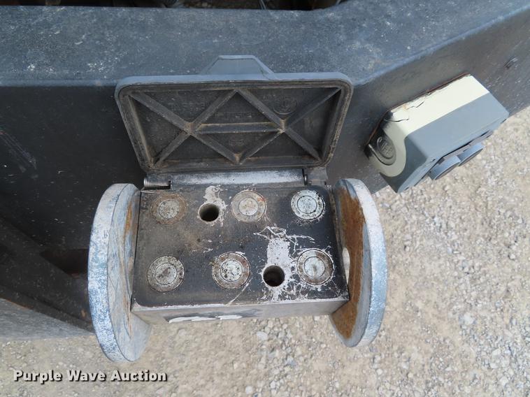 image for item DE3417 2004 GMC C8500 dump truck