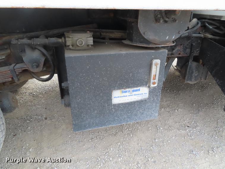 image for item DE3417 2004 GMC C8500 dump truck