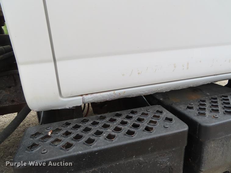 image for item DE3417 2004 GMC C8500 dump truck