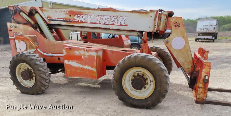 image for item DE3462 2000 Sky Trak 8042 telehandler