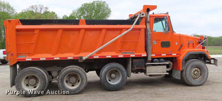image for item DE3501 2000 Volvo Autocar ACL64F dump truck