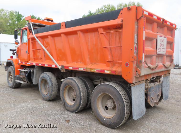 image for item DE3501 2000 Volvo Autocar ACL64F dump truck