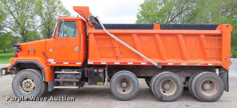 image for item DE3501 2000 Volvo Autocar ACL64F dump truck