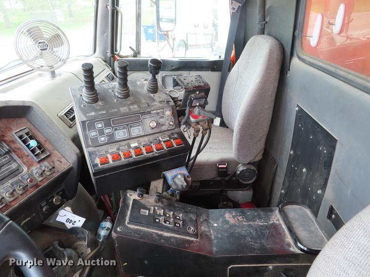 image for item DE3501 2000 Volvo Autocar ACL64F dump truck