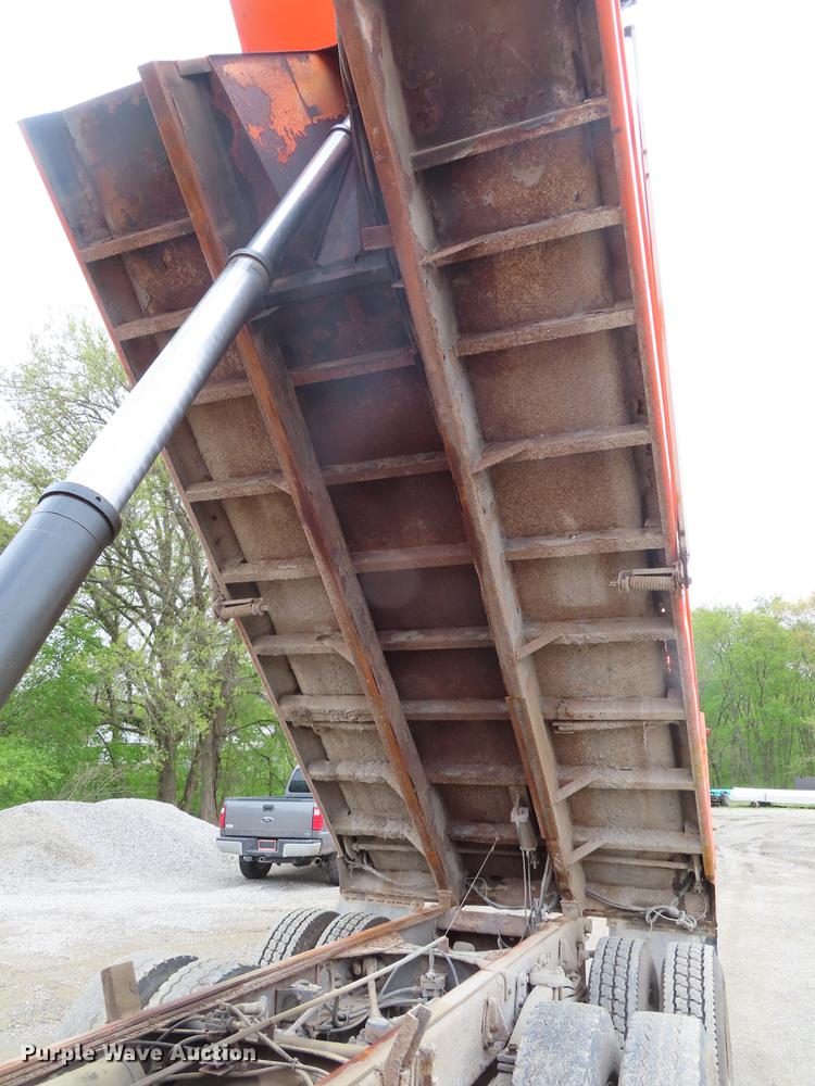 image for item DE3501 2000 Volvo Autocar ACL64F dump truck