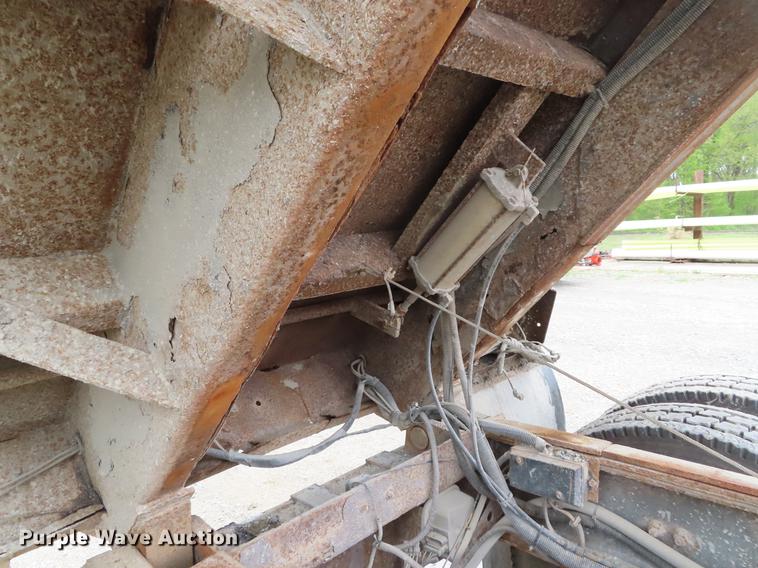 image for item DE3501 2000 Volvo Autocar ACL64F dump truck