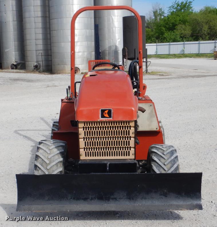 image for item DE3893 2005 Ditch Witch RT40 trencher