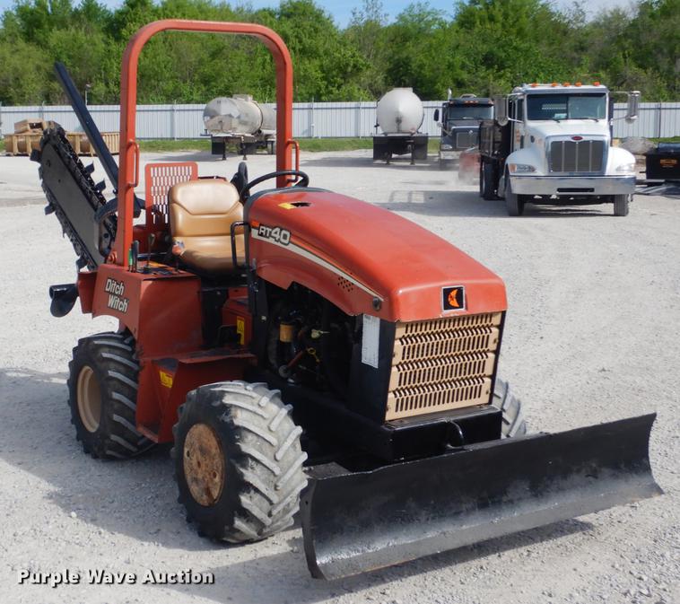 image for item DE3893 2005 Ditch Witch RT40 trencher