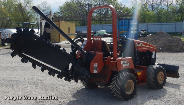 image for item DE3893 2005 Ditch Witch RT40 trencher