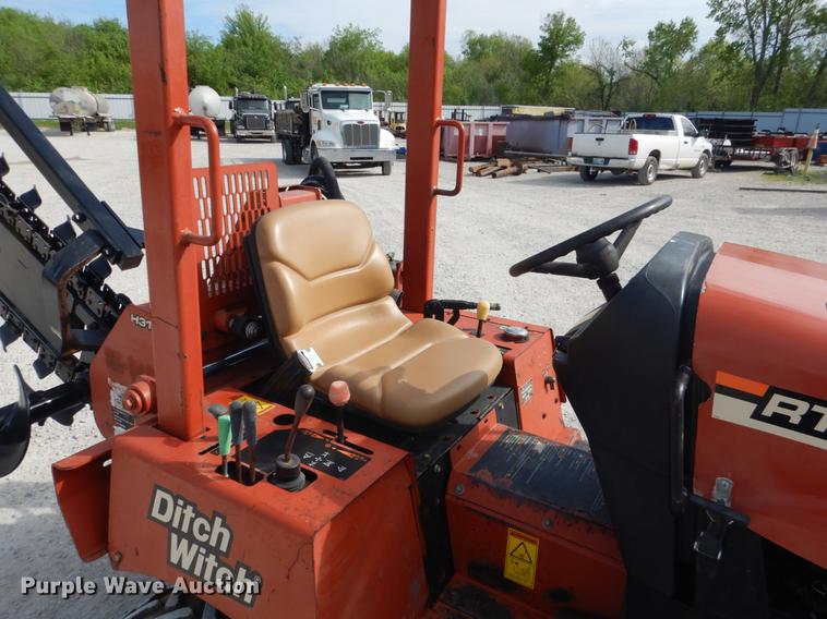 image for item DE3893 2005 Ditch Witch RT40 trencher