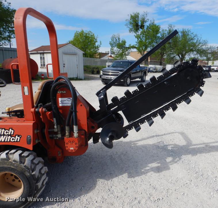 image for item DE3893 2005 Ditch Witch RT40 trencher