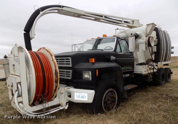 image for item DE7647 1990 Ford FT900 vacuum truck
