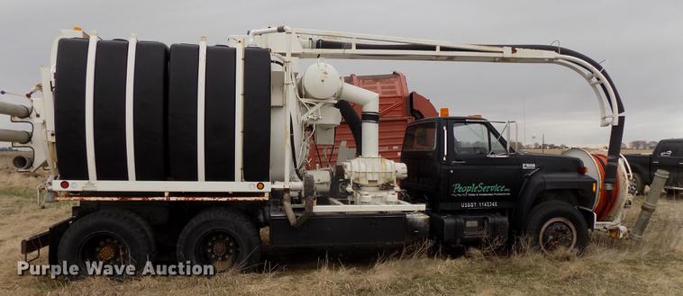 image for item DE7647 1990 Ford FT900 vacuum truck
