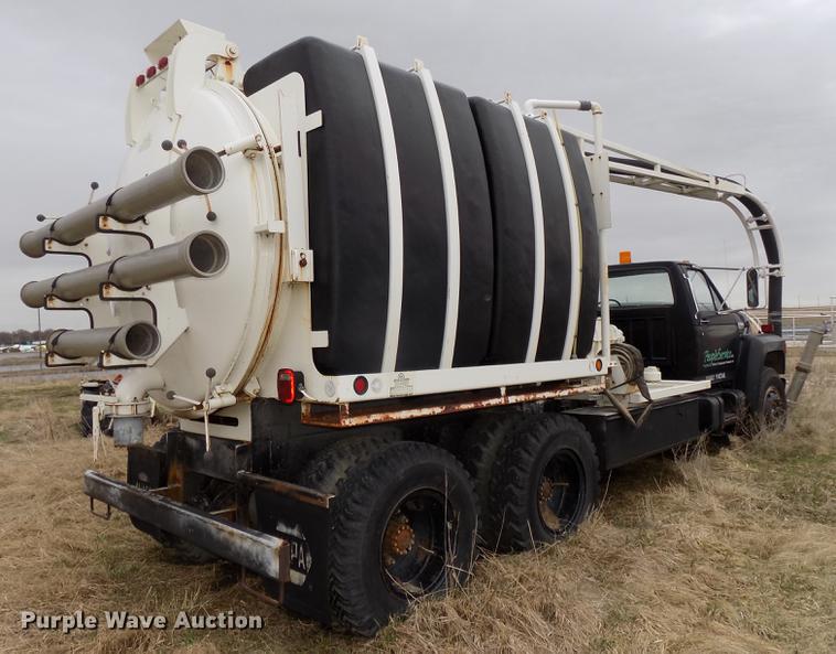 image for item DE7647 1990 Ford FT900 vacuum truck