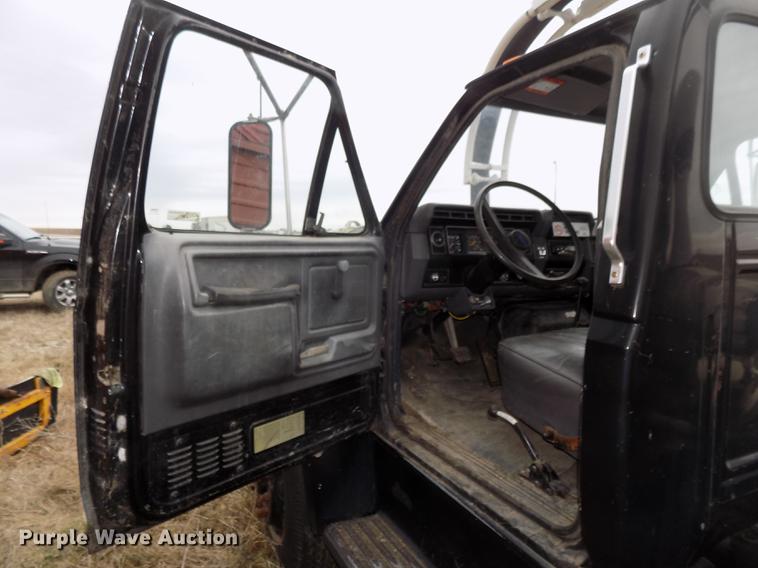 image for item DE7647 1990 Ford FT900 vacuum truck