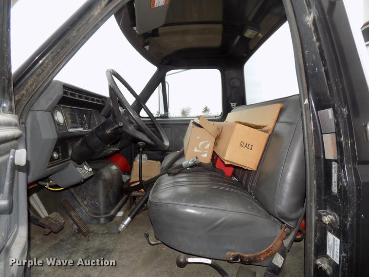 image for item DE7647 1990 Ford FT900 vacuum truck
