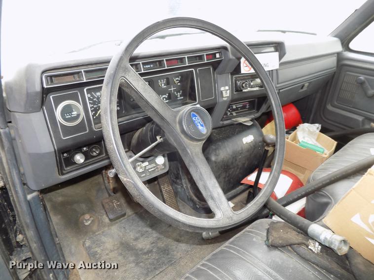 image for item DE7647 1990 Ford FT900 vacuum truck