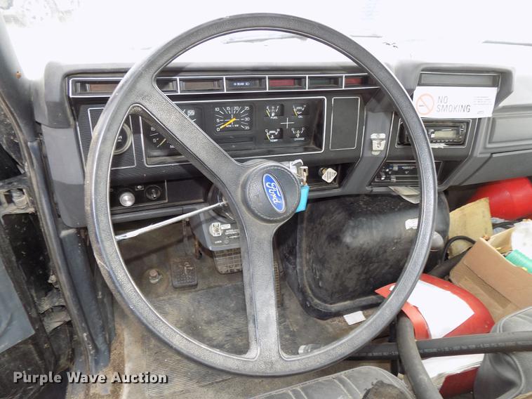 image for item DE7647 1990 Ford FT900 vacuum truck