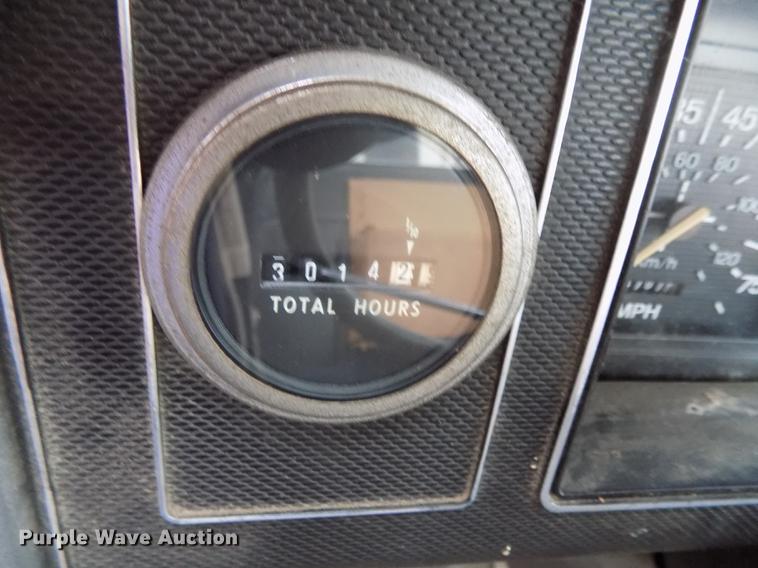 image for item DE7647 1990 Ford FT900 vacuum truck