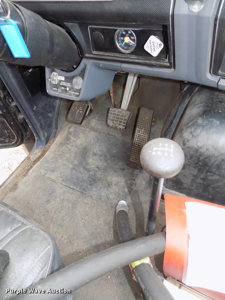 image for item DE7647 1990 Ford FT900 vacuum truck