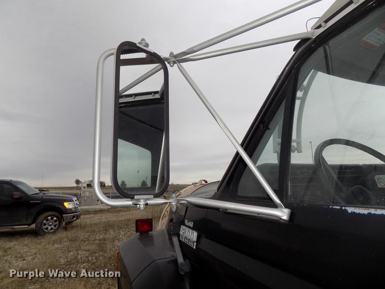 image for item DE7647 1990 Ford FT900 vacuum truck